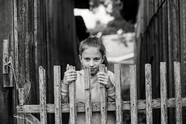 Rusztikus Portréja Egy Aranyos Kis Tini Lány Fekete Fehér Fénykép — Stock Fotó