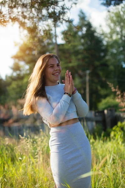 Une Jeune Fille Tient Dans Parc Été — Photo