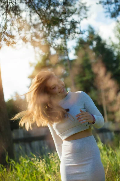 Belle Jeune Fille Tient Dans Parc Été — Photo