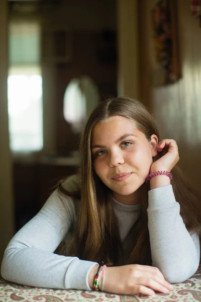 Adolescente Chica Con Pelo Largo Retrato Sentado Mesa Casa —  Fotos de Stock