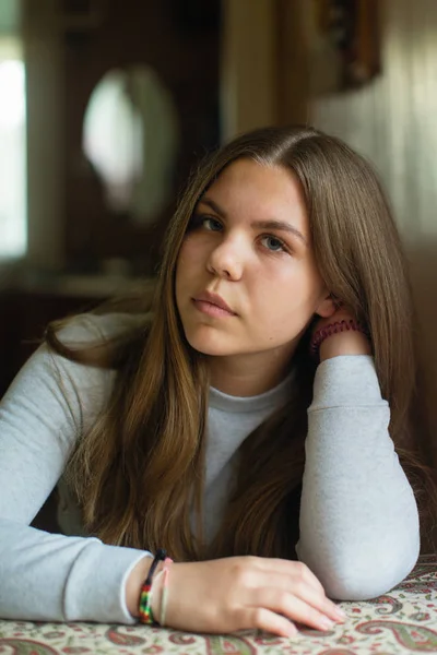 Retrato Menina Adolescente Com Cabelos Longos Sentado Mesa Sua Casa — Fotografia de Stock