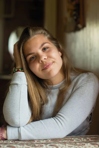 Portret Van Tiener Meisje Met Lang Haar Zittend Aan Tafel — Stockfoto