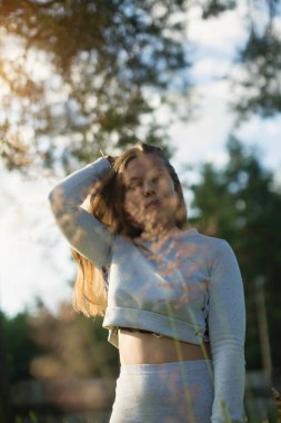 Yaz kırsalında yeşil çim genç bayan. 