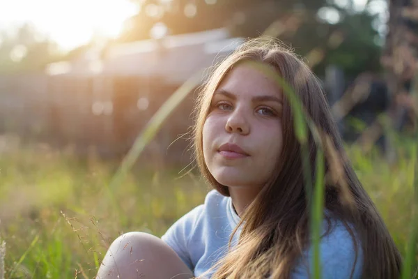 Romantisches Mädchen Sitzt Grünen Gras Der Sommerlichen Landschaft — Stockfoto