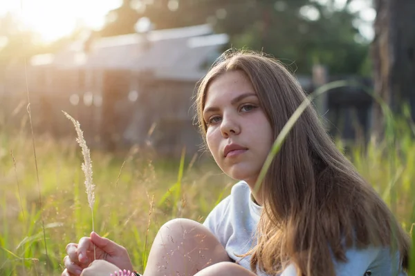 Menina Bonita Sentado Grama Verde Campo Verão — Fotografia de Stock