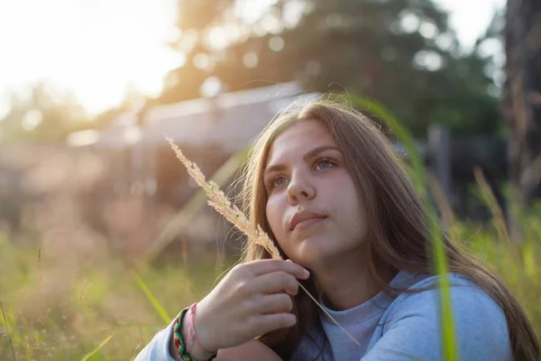 Romantisches Mädchen Sitzt Grünen Gras Der Sommerlichen Landschaft — Stockfoto