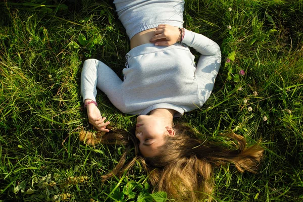 Mladá Milá Dáma Ležící Zelené Trávě Vystřelena Shora — Stock fotografie