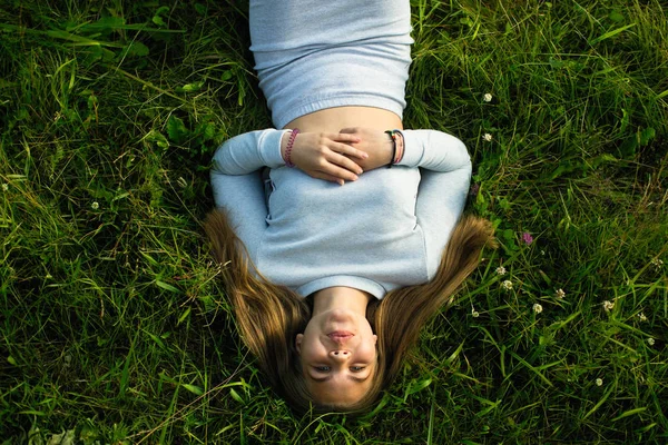 Jonge Schattige Dame Liggend Het Groene Gras Geschoten Van Bovenaf — Stockfoto