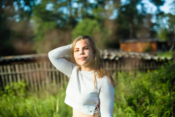 Junges Hübsches Teenager Mädchen Posiert Freien Dorf — Stockfoto
