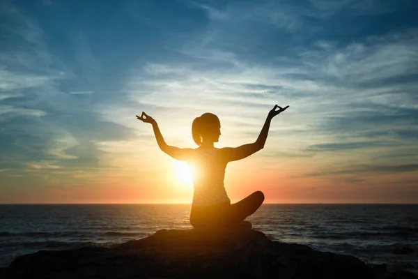 Mujer Yoga Meditando Assane Posición Del Loto Silueta Costa Del —  Fotos de Stock