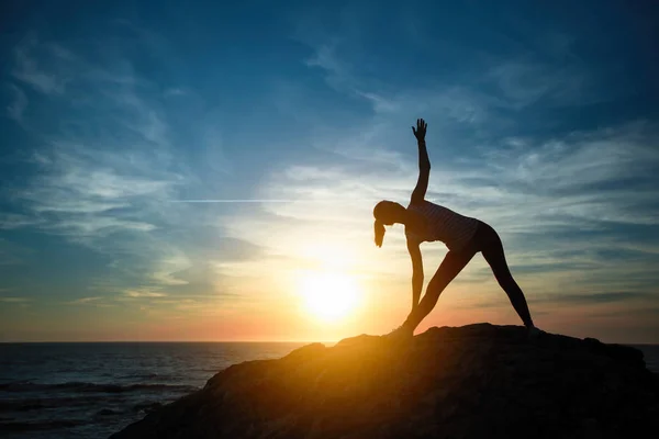 Mujer Yoga Haciendo Calentamiento Antes Entrenar Silueta Costa Del Mar —  Fotos de Stock