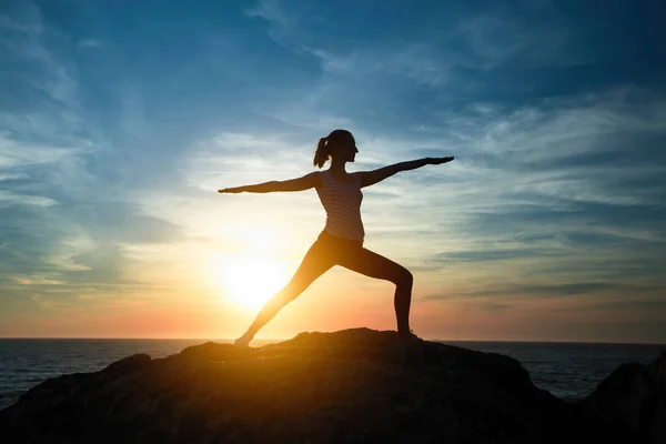 Donna Yoga Che Medita Assane Posizione Del Guerriero Silhouette Sulla — Foto Stock