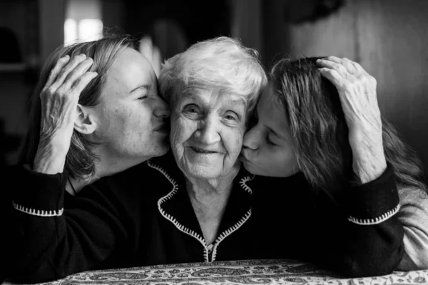 Une Vieille Femme Posant Pour Portrait Avec Deux Petites Filles — Photo