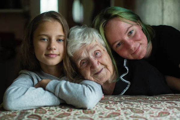 Een Oude Vrouw Poseren Voor Een Portret Met Twee Kleindochters — Stockfoto