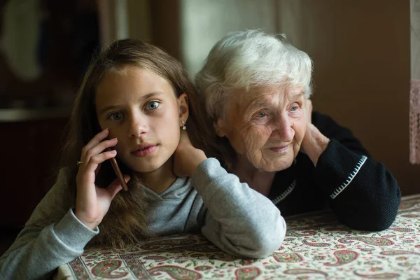 Внучка Говорит Мобильному Телефону Бабушка Слушает — стоковое фото