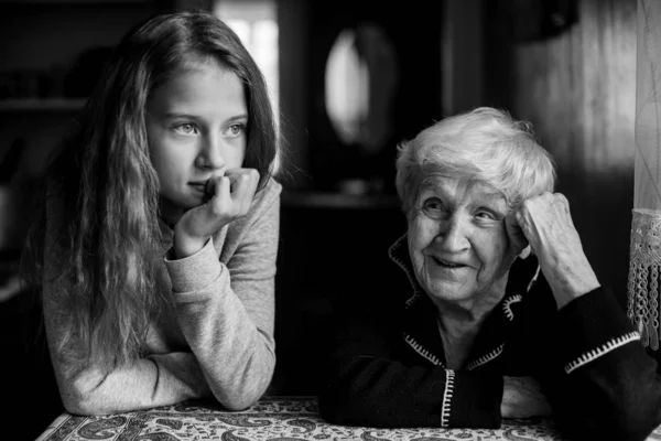 Grand Mère Parlant Avec Petite Fille Photo Noir Blanc — Photo