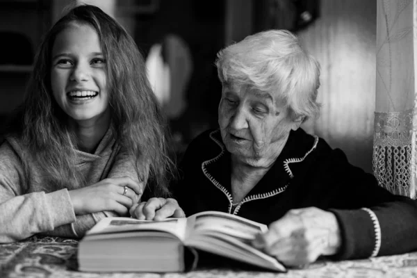 Abuela Una Anciana Con Nieta Una Niña Leyendo Libro — Foto de Stock