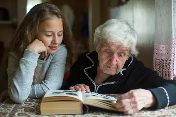 Abuela Una Anciana Con Nieta Una Niña Leyendo Libro — Foto de Stock