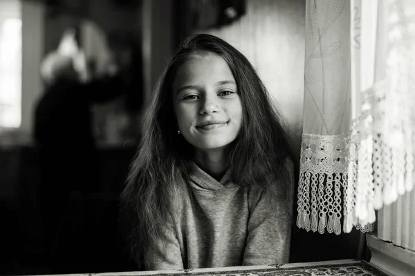 家の中でかわいい女の子の肖像画 モノクロ写真 — ストック写真