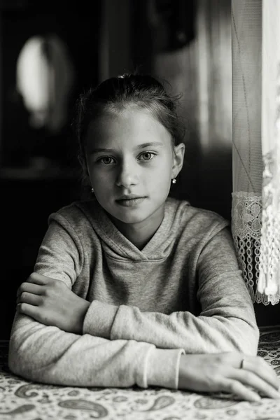 Portret Van Een Schattig Meisje Het Huis Zwart Wit Foto — Stockfoto