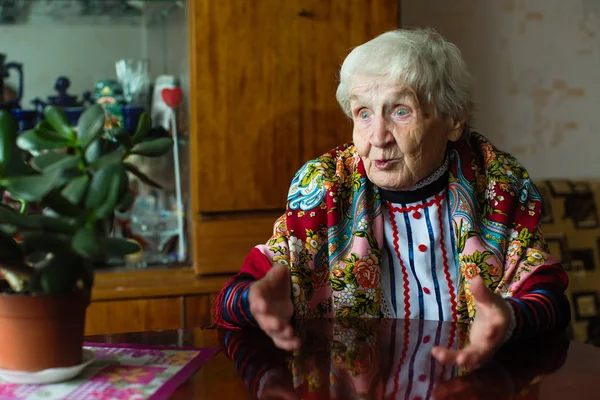 Una Anciana Vestida Gestos Brillantes Sentada Mesa — Foto de Stock