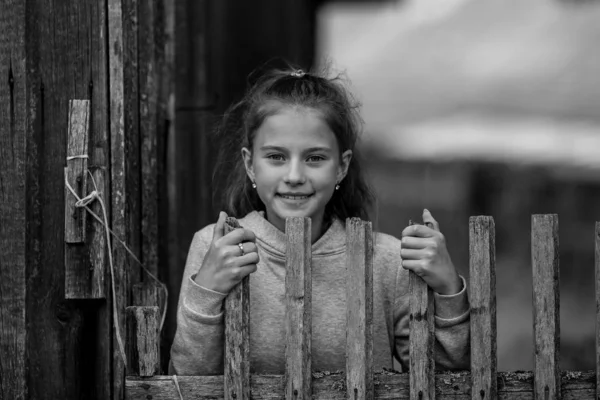 一个可爱的小女孩的黑白质朴肖像 图库图片
