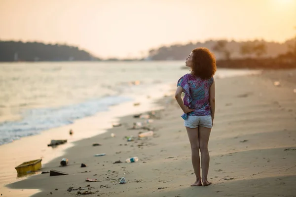 Donna Asiatica Sulla Spiaggia Tropicale Inquinata Inquinamento Problemi Ambientali — Foto Stock