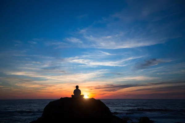 Silueta Hombre Solitario Sentado Las Rocas Cerca Playa Del Océano — Foto de Stock
