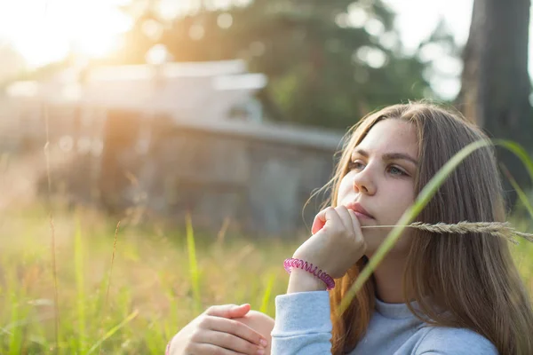 Teenager Mädchen Sitzt Grünen Gras Der Sommerlichen Landschaft Bei Sonnenlicht — Stockfoto