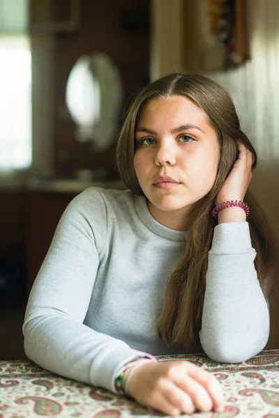 Retrato Una Joven Sentada Una Mesa Una Casa Campo —  Fotos de Stock