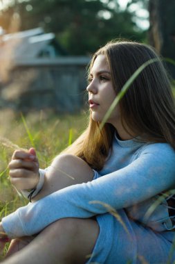 Yaz kırsalında yeşil çim genç bayan. 