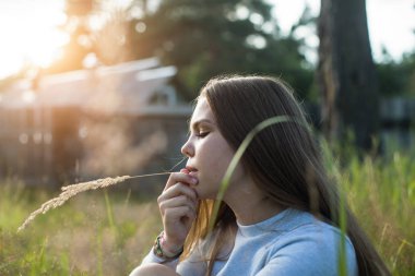 Yaz kırsalında yeşil çim genç bayan. 