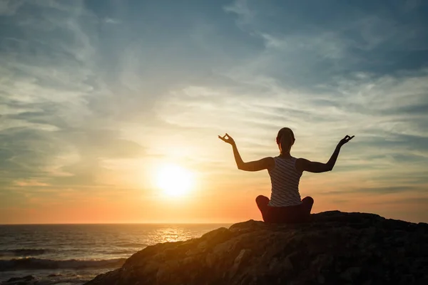 Silhouette Donna Yoga Posizione Lotus Sulla Riva Dell Oceano Serata — Foto Stock