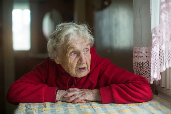 Femme Âgée Aux Cheveux Gris Dans Une Veste Rouge Regarde — Photo