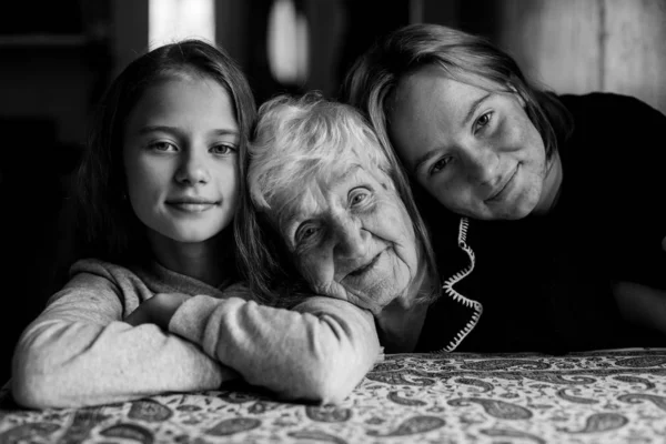 两个女孩和她们的祖母的肖像 黑白照片 — 图库照片