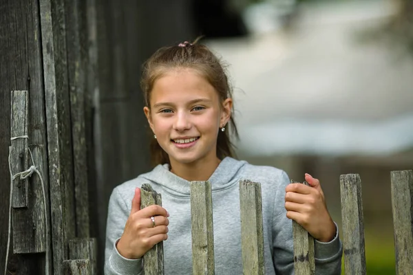 Retrato Rústico Uma Menina Adolescente Bonito — Fotografia de Stock