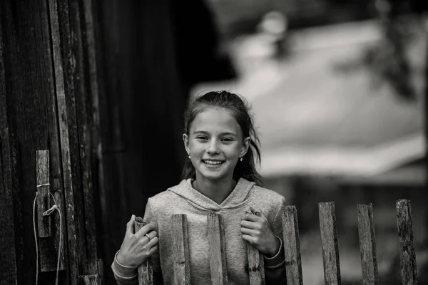 Ένα Ρουστίκ Πορτρέτο Ενός Χαριτωμενο Μικρο Κοριτσι Μαύρη Λευκή Φωτογραφία — Φωτογραφία Αρχείου