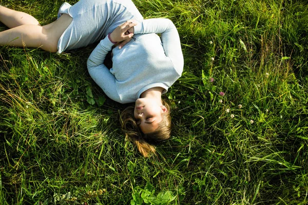 夏の田舎の緑の草の若い女性 — ストック写真