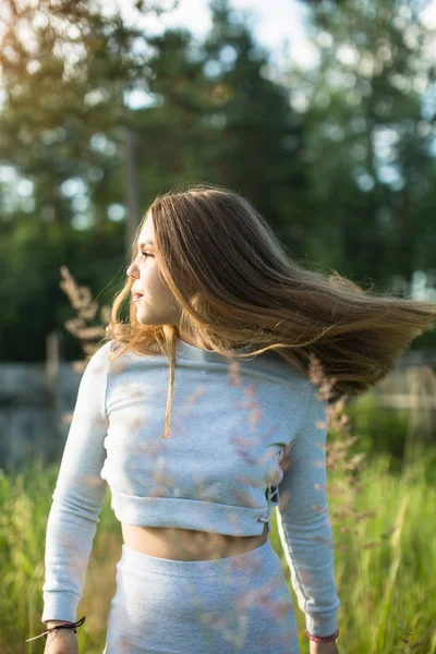 Menina Bonita Nova Com Cabelos Longos Entre Grama Verde Prado — Fotografia de Stock