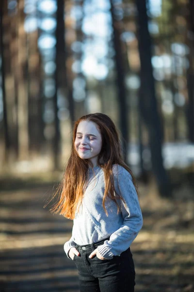 Portret Cute Teen Girl Ognistym Czerwonym Włosami Sosnowym Parku — Zdjęcie stockowe