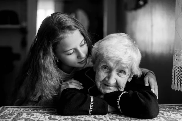 Niedliches Kleines Mädchen Mit Großmutter Schwarz Weiß Porträt — Stockfoto