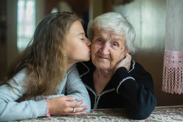 Eine Ältere Großmutter Mit Ihrer Kleinen Enkelin — Stockfoto