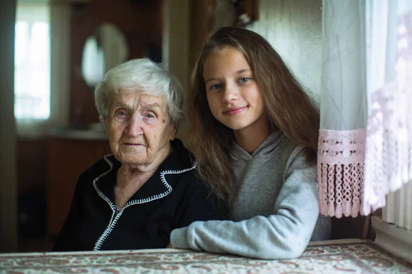 Porträt Eines Netten Kleinen Mädchens Mit Alter Oma — Stockfoto