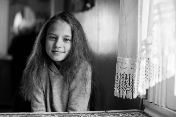 Retrato Una Linda Niña Casa Foto Blanco Negro — Foto de Stock