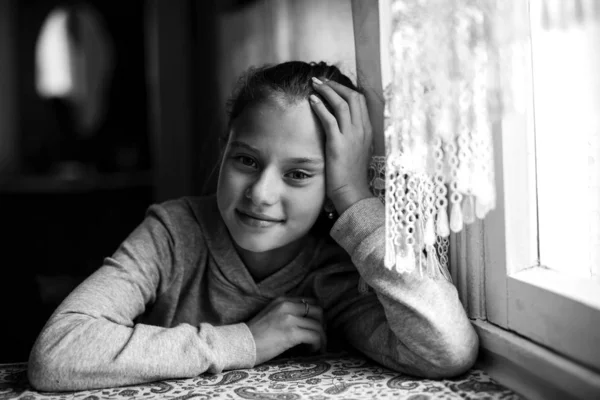 Schattig Klein Meisje Haar Huis Zwart Wit Portret — Stockfoto