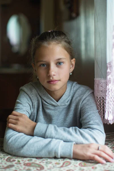 Retrato Menina Bonito Sua Casa — Fotografia de Stock