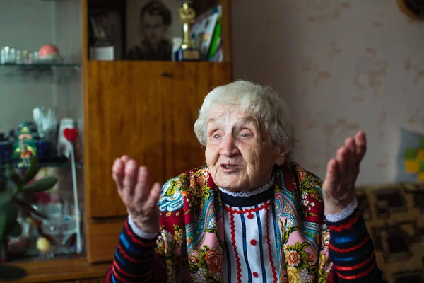 Ηλικιωμένη Γυναίκα Γριά Γιαγιά Φωτεινά Ρούχα Και Ένα Κασκόλ Χειρονομίες — Φωτογραφία Αρχείου