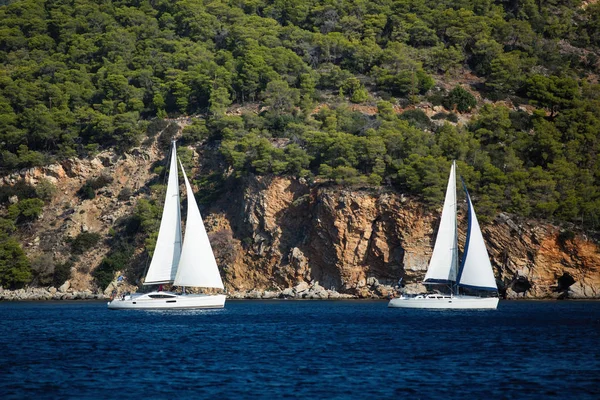 Zeilboot Jachten Met Witte Zeilen Egeïsche Zee Griekenland — Stockfoto