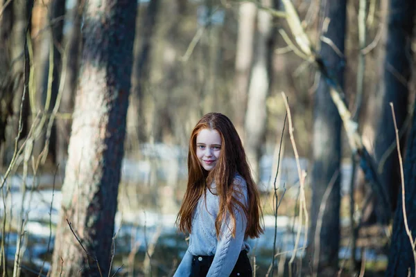 Retrato Uma Menina Com Longos Cabelos Vermelhos Parque — Fotografia de Stock