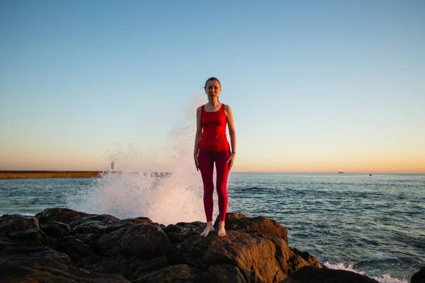 Genç Kadın Okyanus Kıyısında Yoga Dersleri Önce Hazırlar — Stok fotoğraf
